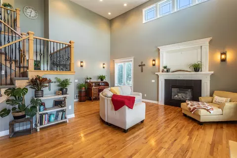 16565 Briarwood Ct, Clive, IA 50325