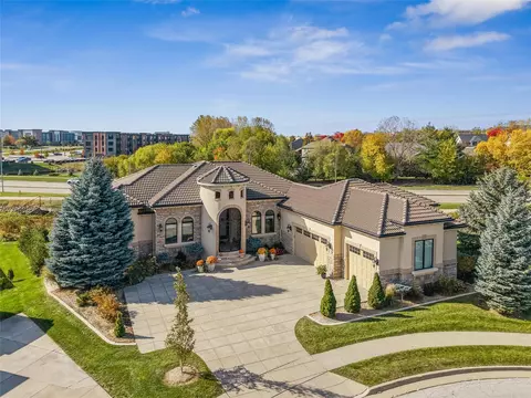 5930 Fairway Ct, West Des Moines, IA 50266