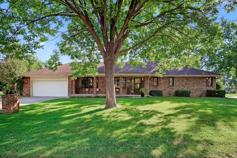 3913 Horton Trl, Urbandale, IA 50322