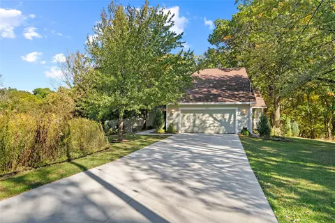 8187 NW Beaver Dr, Johnston, IA 50131