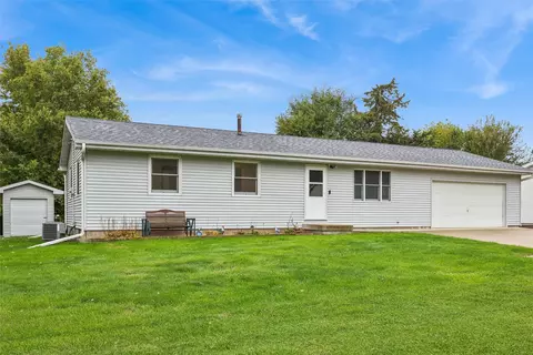 624 6th St, Maxwell, IA 50161