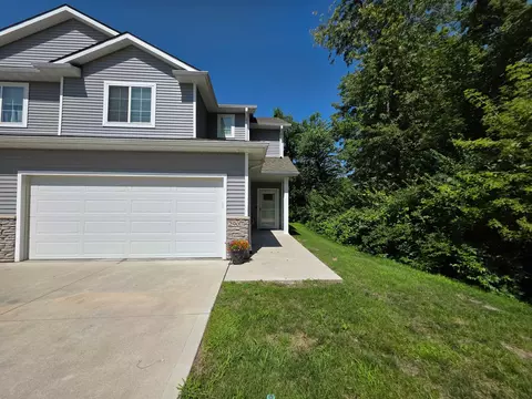 290 Amberwood Dr, Pleasant Hill, IA 50327