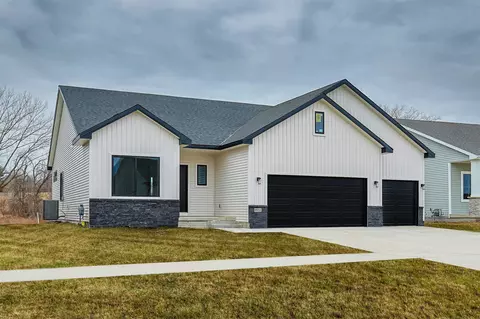9914 Watermeadow Cir, Johnston, IA 50131