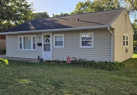 6614 Oliver Smith Dr, Urbandale, IA 50322