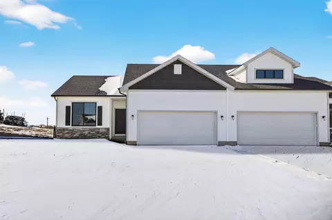 16724 Walnut Meadows Cir, Urbandale, IA 50323