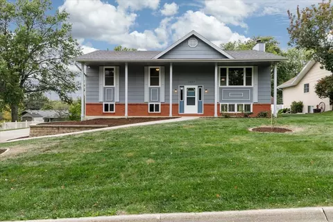 1527 Pleasant Dr, Pella, IA 50219