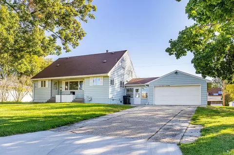 1820 W 3rd St, Perry, IA 50220