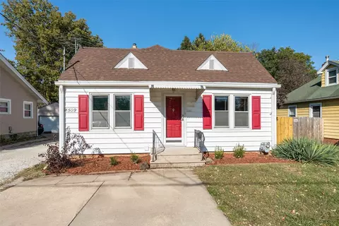 4509 Hickman Rd, Des Moines, IA 50310