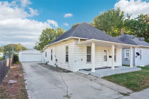 803 E 25th Ct, Des Moines, IA 50317