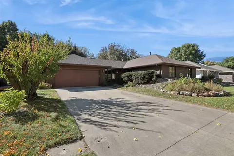 5670 Lakepoint Cir, Johnston, IA 50131