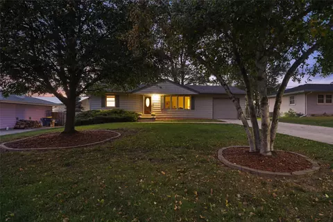 8046 Crestview Dr, Des Moines, IA 50320