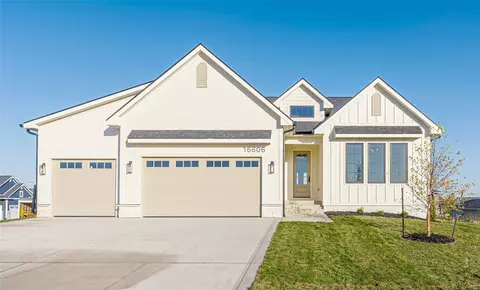 16606 Deerview Dr, Urbandale, IA 50323