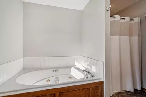 2190 NW 147th St, Clive, IA 50325