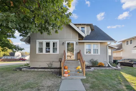 437 4th St, West Des Moines, IA 50265
