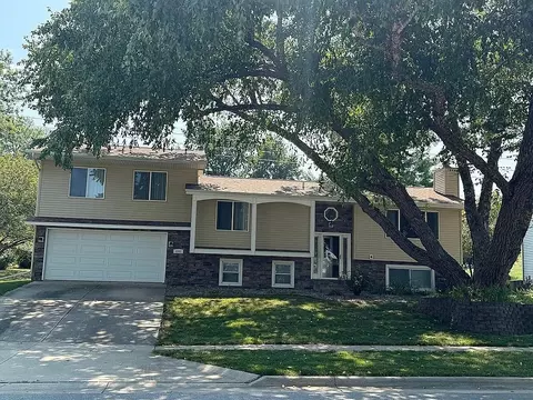 4902 Lakewood Dr, Norwalk, IA 50211
