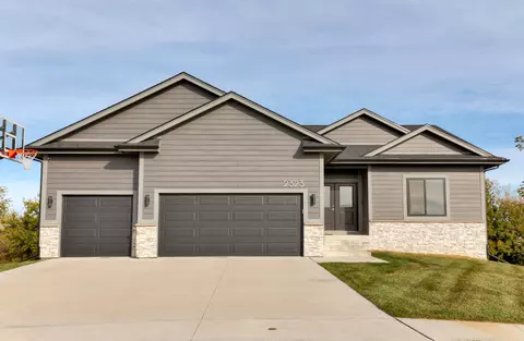 2323 Autumn Blaze Dr, Norwalk, IA 50211