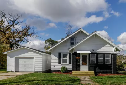 831 1st St N, Newton, IA 50208