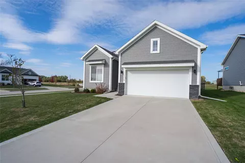 15339 Deerview Dr, Urbandale, IA 50323
