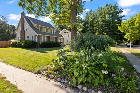 1021 45th St, Des Moines, IA 50311