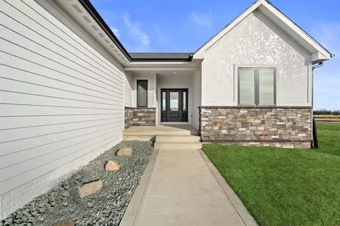 17307 N Valley Dr, Urbandale, IA 50323