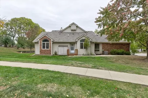 6822 Oakwood Dr, Urbandale, IA 50322