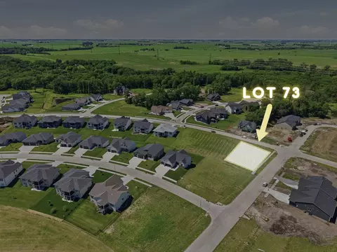 17204 Springbrook Trl, Urbandale, IA 50323