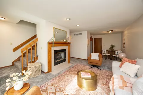 6826 Oakwood Dr, Urbandale, IA 50322