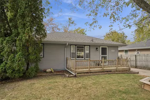 2352 E 38th St, Des Moines, IA 50317