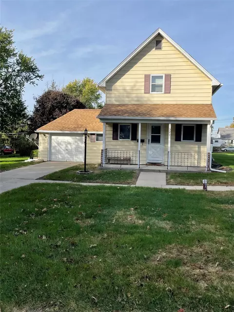 329 Broad St, Grinnell, IA 50112