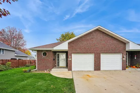 805 NE 4th St, Earlham, IA 50072
