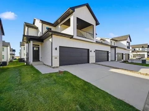202 NE Doe Pointe Ln, Ankeny, IA 50021