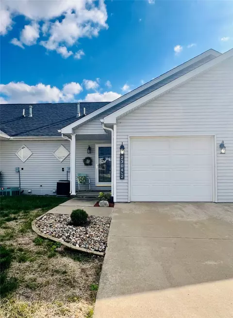 2304 Bos Landen Dr #2, Pella, IA 50219