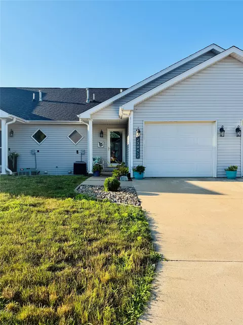 2304 Bos Landen Dr #2, Pella, IA 50219