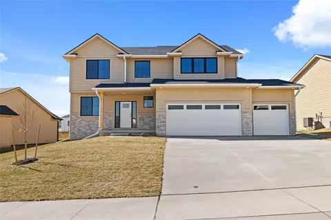 890 Hamilton Rd, Waukee, IA 50263