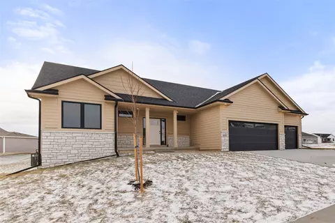900 Hamilton Rd, Waukee, IA 50263