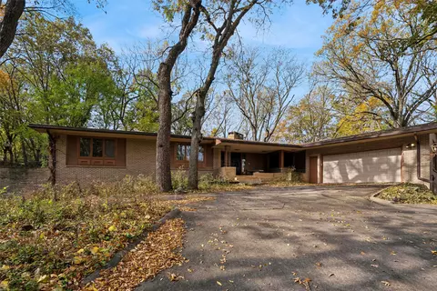 1710 Plaza Cir, Windsor Heights, IA 50324