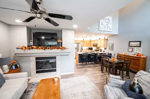 15421 Walnut Hills Dr, Urbandale, IA 50323
