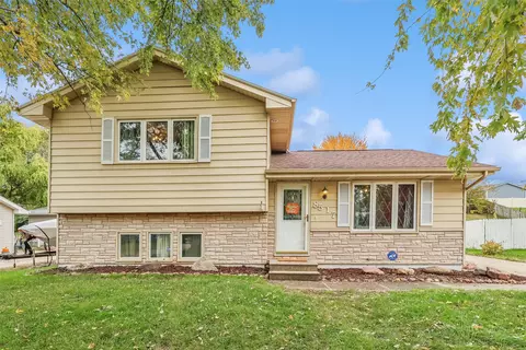 8517 Crestview Dr, Des Moines, IA 50320