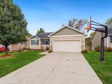 1117 Rolling Hills Ct, Norwalk, IA 50211