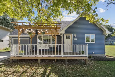 307 Columbus St, Pella, IA 50219