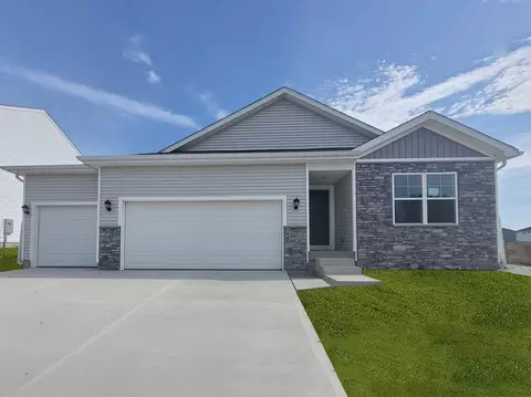 2833 Brook View Dr, Des Moines, IA 50317