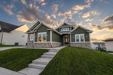 3927 Westgate Pkwy, Clive, IA 50325