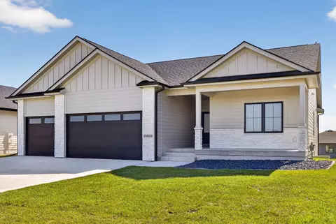 16620 Deerview Dr, Urbandale, IA 50323