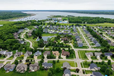 800 Lake View Ave, Polk City, IA 50226