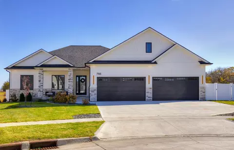 785 Canterbury Cir, Waukee, IA 50263