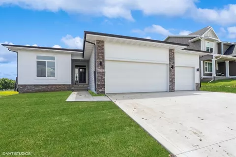 10022 NW 68th Ave, Johnston, IA 50131