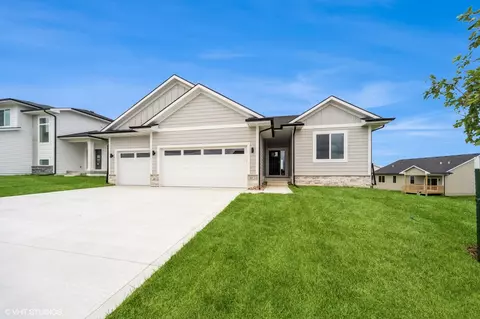 10123 NW 68th Ave, Johnston, IA 50131