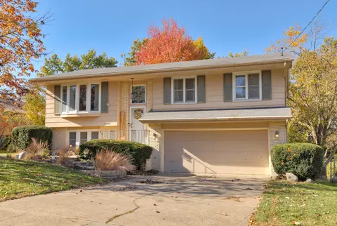 2708 68th St, Urbandale, IA 50322