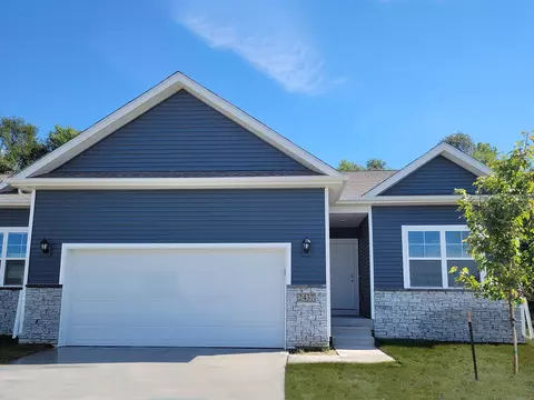 1056 Daisy Ln, Waukee, IA 50263