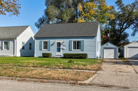 4033 Cambridge St, Des Moines, IA 50313